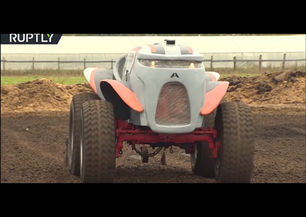 شاهد تجربة ناجحة لجرار ذاتي الحركة في روسيا